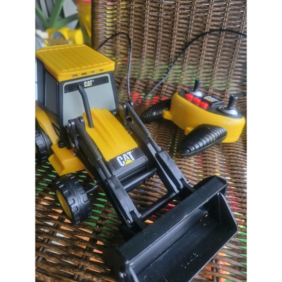 Toy State Caterpillar Remote Control Backhoe - Picture 2 of 9